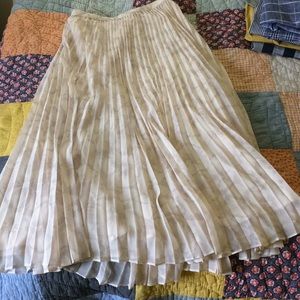 Mid rise pleated maxi skirt